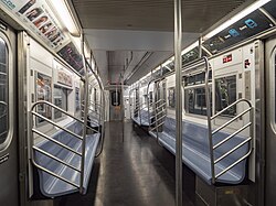 Intérieur du train R188 7.jpg