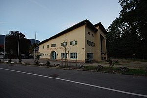 Predigtstuhlbahn: Errichtung und Geschichte, Bergstation mit Restaurant und Hotel, Freizeit und Sport