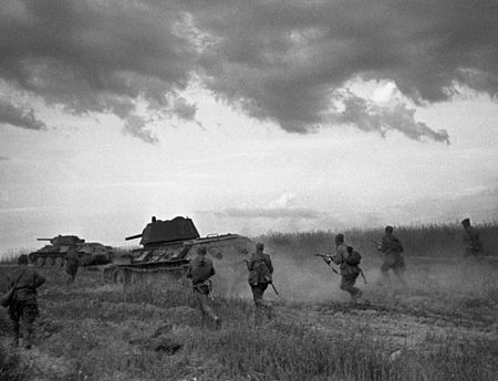 Tập_tin:RIAN_archive_613694_Red_Army_men_are_on_offensive_near_Bryansk.jpg