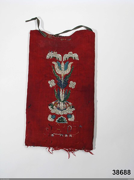File:Rak doppåse av rött tunt ylletyg av redgarn - Nordiska museet - NM.0038688.jpg