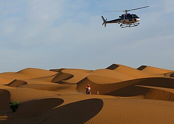 Helicóptero da televisão H TV1 acompanhando o motociclista espanhol Marc Coma durante o Rali Dakar de 2006. (definição 2 464 × 1 747)