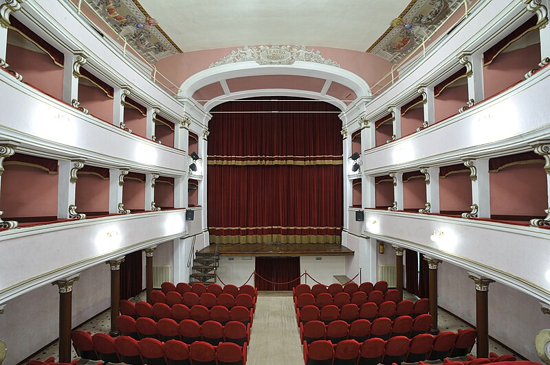 File:Rapolano Terme - teatro del Popolo - sala.jpg