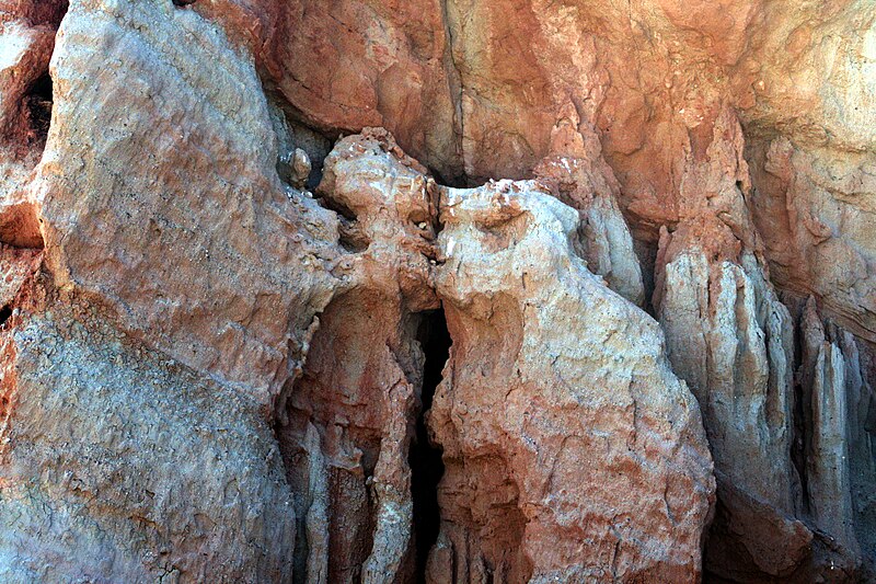 File:Red Rock Canyon State Park (California) - Stony kiss 1.jpg