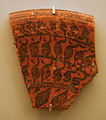 Чанх-Даро. Фрагмент глибокої посудини, біля 2500 р. до н. е. Червона кераміка з червоним і чорним малюнком. Розміри - 12,5 × 15,5 см. Музей Брукліна.