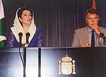 Pakistani and Spanish prime ministers Benazir Bhutto and Felipe Gonzalez during a press conference in 1994 in Madrid Rueda de prensa de Felipe Gonzalez y la primera ministra de Paquistan. Pool Moncloa. 14 de septiembre de 1994.jpeg