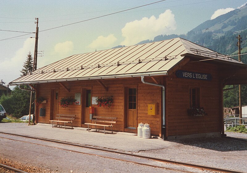 File:SBB Historic - F 122 01138 002 - Vers-l'Eglise ASD Stationsgebaeude Bahnseite.jpg