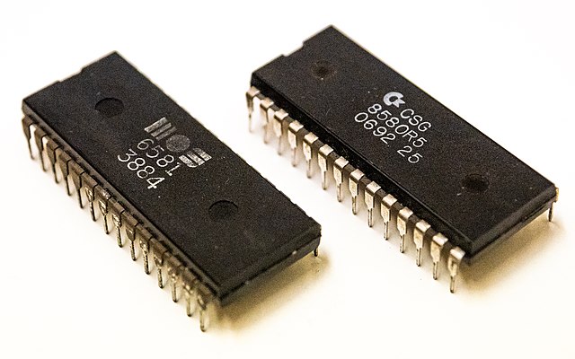 MOS Technology SIDs. The left chip is a 6581. The right chip is an 8580. 'CSG' stands for Commodore Semiconductor Group. The numbers 3884 and 0692 are