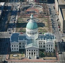 The Old Courthouse from the observation area at the top of the arch STL Old courthouse.jpg