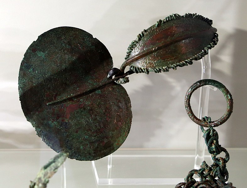 File:Sabini adriatici, ornamenti dalla tomba femminile 33 di case pecci (tortoreto), 810-700 ac ca., fibula a disco con arco foliato.jpg