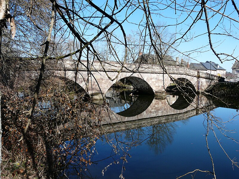 File:Saint-Viance vieux pont aval.JPG