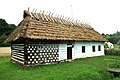 Čeština: Dům původem z Rzepienniku Strzyżewskiego dnes umístěn v skanzenu lidové architektury v Sanoku, Podkarpatské vojvodství, Polsko English: Open air museum in Sanok, house from Rzepiennik Strzyżewski Polski: Muzeum Budownictwa Ludowego w Sanoku, chałupa z Rzepiennika Strzyżewskiego