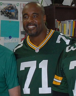 <span class="mw-page-title-main">Santana Dotson</span> American football player (born 1969)