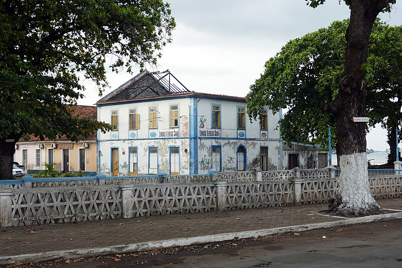 File:Siège de la compagnie Linhas Aéreas Santomenses à São Tomé (2).jpg