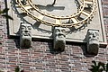 Deutsch: Uhr an der Südostfassade des Erweiterungsbaus des Ziviljustizgebäudes in Hamburg-Neustadt, Detail. This is a photograph of an architectural monument. It is on the list of cultural monuments of Hamburg, no. 12620.