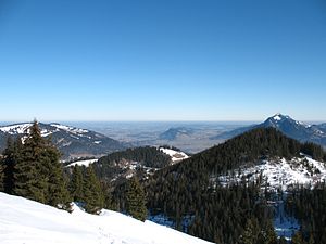 The Sigiswanger Horn on the right presents itself as a head wooded up to the summit.  Immediately behind it the Grünten, to the left of the Sigiswanger Horn the 121 m lower Ofterschwanger Horn (center).