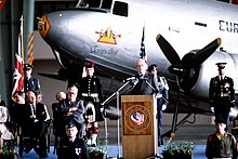 Sir Christopher Mallaby, ambasciatore britannico in Germania Ovest, parla a una cerimonia di borse di studio alleate all'aeroporto centrale di Tempelhof per commemorare il quarantesimo anniversario del ponte aereo - DPLA - d998d7a7c919f7870e8a768cd6b29932.jpeg