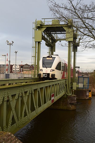 File:Stadler GTW 2-8 crossing the Saap Roelofsbrug (Doetinchem).jpg