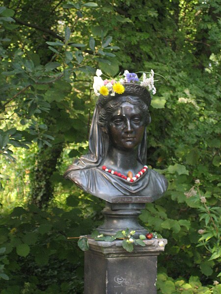 File:Statue of Louise of Mecklenboug Strelitz.jpg