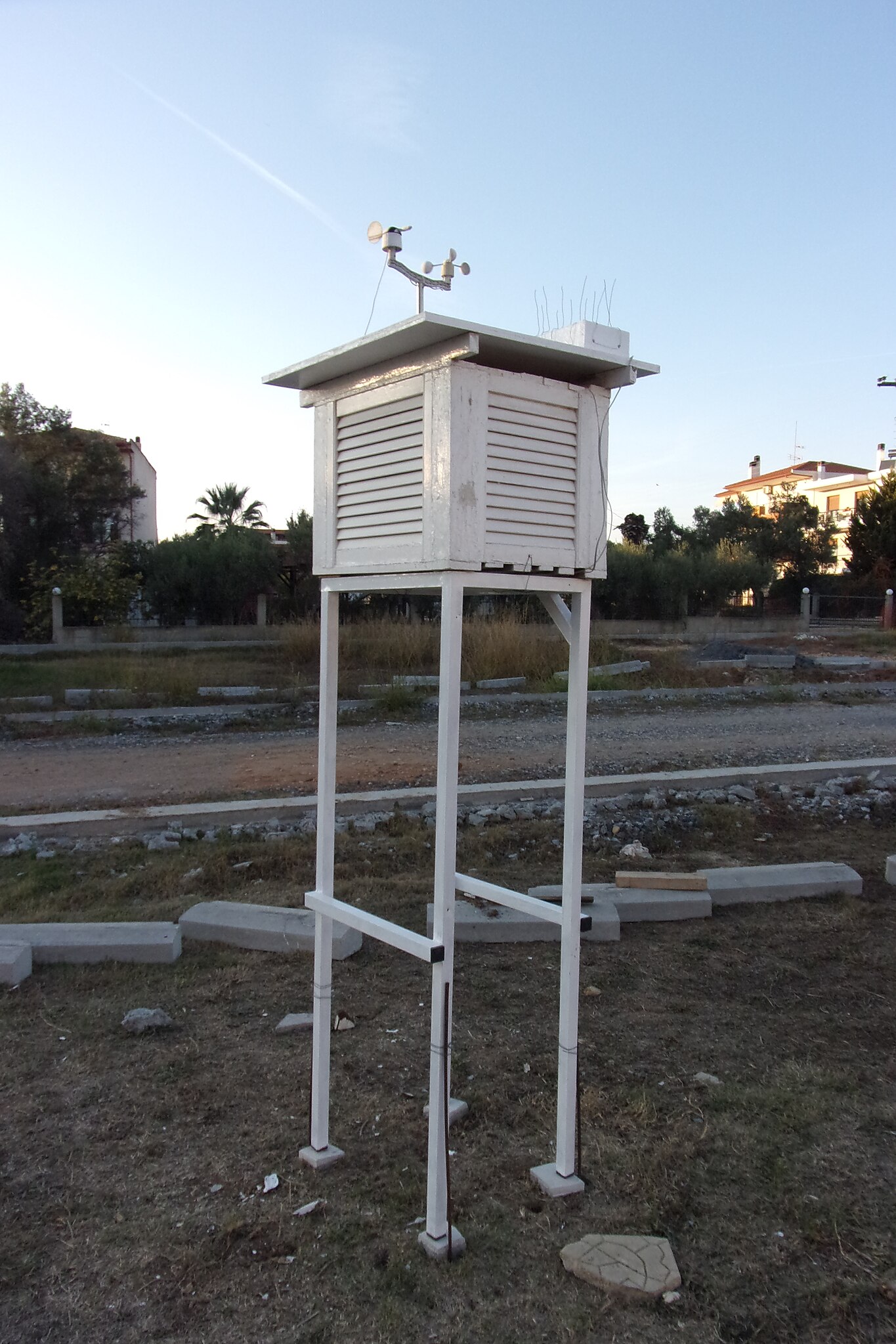 Weather station - Wikipedia