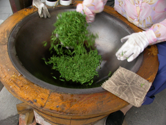 Cuisson au wok de feuilles de thé de Longjing.