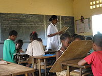 Travail de groupe dans une école primaire de Madagascar.