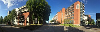 Sykehuset sett fra krysset mellom Halfdan Wilhemsens allé og Christian Fredriks gate. Parkeringsbygg til venstre. Foto: Fordreid panorama 2015