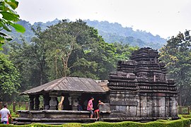 Le temple de Mahadev à Tambdi Surla. Construit au XIIIe siècle, il est le seul temple ancien à avoir dépassé les Bahmanides et l'Inquisition.