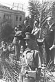 ישראל רוקח (ראש עיריית תל אביב), משה שרת ופקידים בריטיים צופים במצעד, 1942