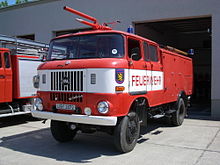 [1] ein Feuerwehrauto