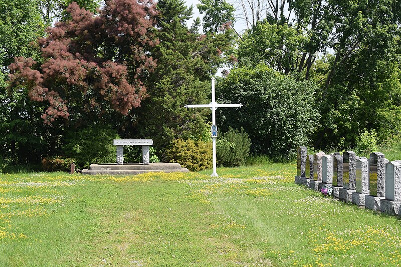 File:Terrebonne, Quebec - église de Saint-Charles-Borromée - cimetière - 5.jpg