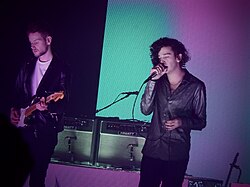 Hann and Healy performing in the United Kingdom in 2016 The 1975, Kentish Town Forum, London (46909382165).jpg