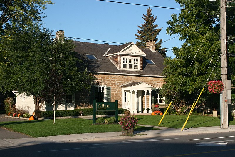 File:The Doctor's House, 22 Wilson St W, Perth, ON, Exterior, Sept 2013.JPG