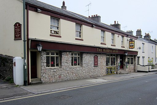 Picture of The Masons Arms courtesy of Wikimedia Commons contributors - click for full credit