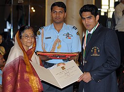 Prezident, Smt. Pratibha Devisingh Patil 2009 yil 29 avgust kuni Nyu-Dehli shahridagi Rashtrapati Bxavanda bo'lib o'tgan yorqin marosimda boks uchun Shri Vijenderga Rajiv Gandi Xel Ratna mukofotini topshirmoqda.