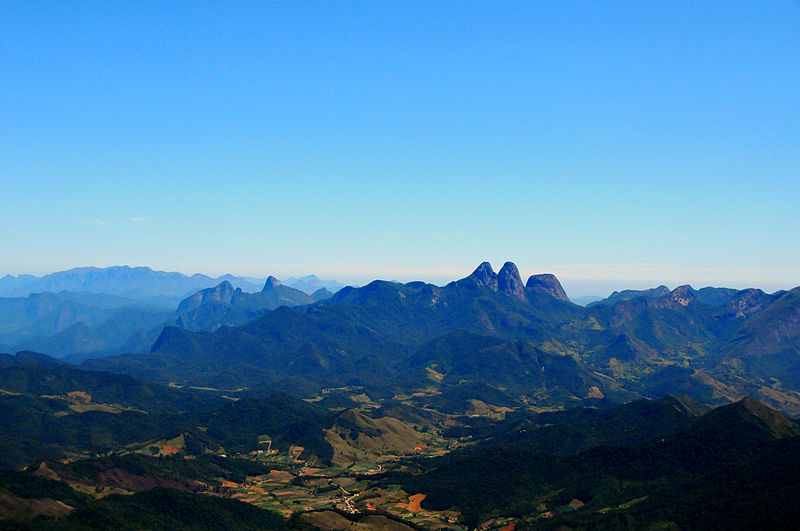 File:Três Picos visto do Pico da Caledônia.jpg