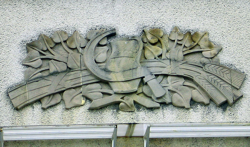 File:Trencin Inovecka Relief na fasáde dome.jpg