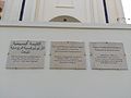 Plaques en arabe, russe et français à l'entrée de l'église.