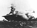 A lángoló és megdőlt USS Wasp (CV-7) repülőgép-hordozó, miután 1942. szeptember 15-én megtorpedózta az I-19 japán tengeralattjáró.