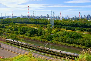 京葉工業地帯のコンビナートを眺めながら疾走する内房線209系電車