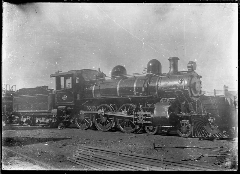 File:Ud Class steam locomotive, New Zealand Railways no 464, 4-6-0 type ATLIB 277655.png