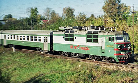 Et elektrisk tog fra et elektrisk lokomotiv VL80S−1248 med personbiler ED9T-3001P-3010P (ligner på ED1).  Sommeren 2000