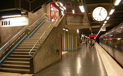 De trap en lift tussen de loopbrug en perron 1