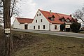 Čeština: Vesnice Holkov, část města Velešín v okrese Český Krumlov. Restaurant a pension U Koňské dráhy ve statku č. 36 u silnice E55. V popředí vlevo strom s turistickým značením pozůstatků konespřežky.