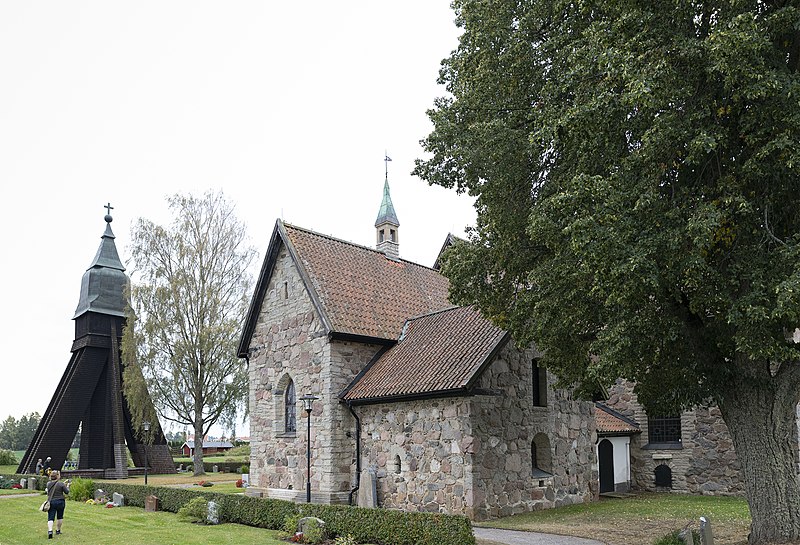 File:Veta kyrka Ög koret och klockstapeln.jpg