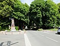 La place du Mont Tilleul, avec le monument aux morts