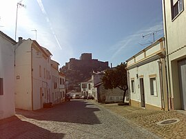 Ein Blick auf die Altstadt und die mittelalterliche Burg von Belver