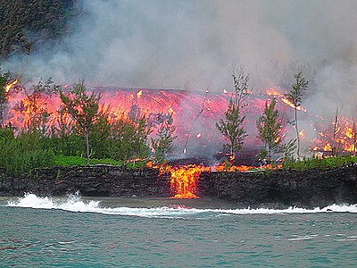 Coulée de lave se déversant dans l'océan suite à une éruption du Piton de la Fournaise (La Réunion).