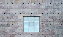 Dettaglio della parete e della finestra del Centro Culturale di Belém a Lisbona, in Portogallo