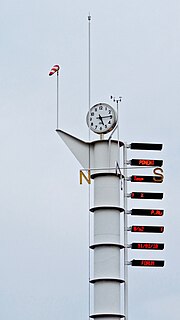 Miniatuur voor Bestand:Weather Station and PHUC Clock at the seafront of Diagonal Mar in Barcelona Spain.jpg