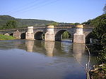 Blick flussabwärts auf die Werra mit dem mittleren Brückenteil